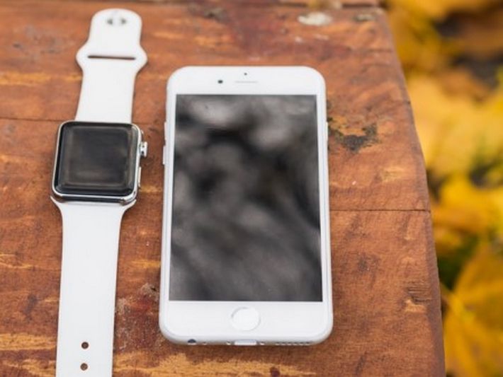 Smartwatch und Smartphone auf einem Tisch