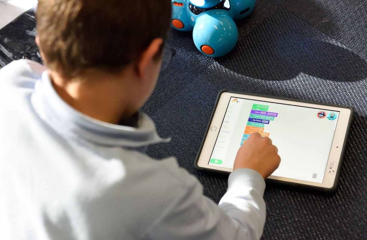 Viele Kinder und Jugendliche lassen sich über digitale, spielerische Lerneinheiten besonders gut motivieren.