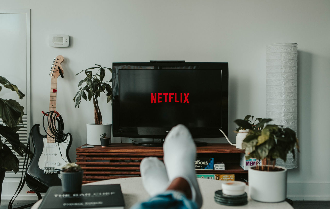 Beine hoch vor dem TV mit Netflix.