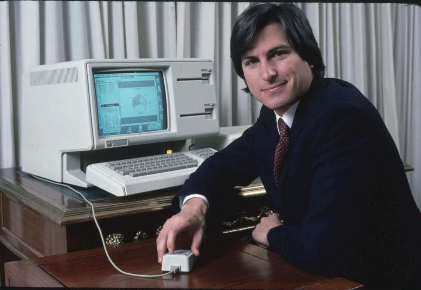 Steve Jobs mit Apple Lisa