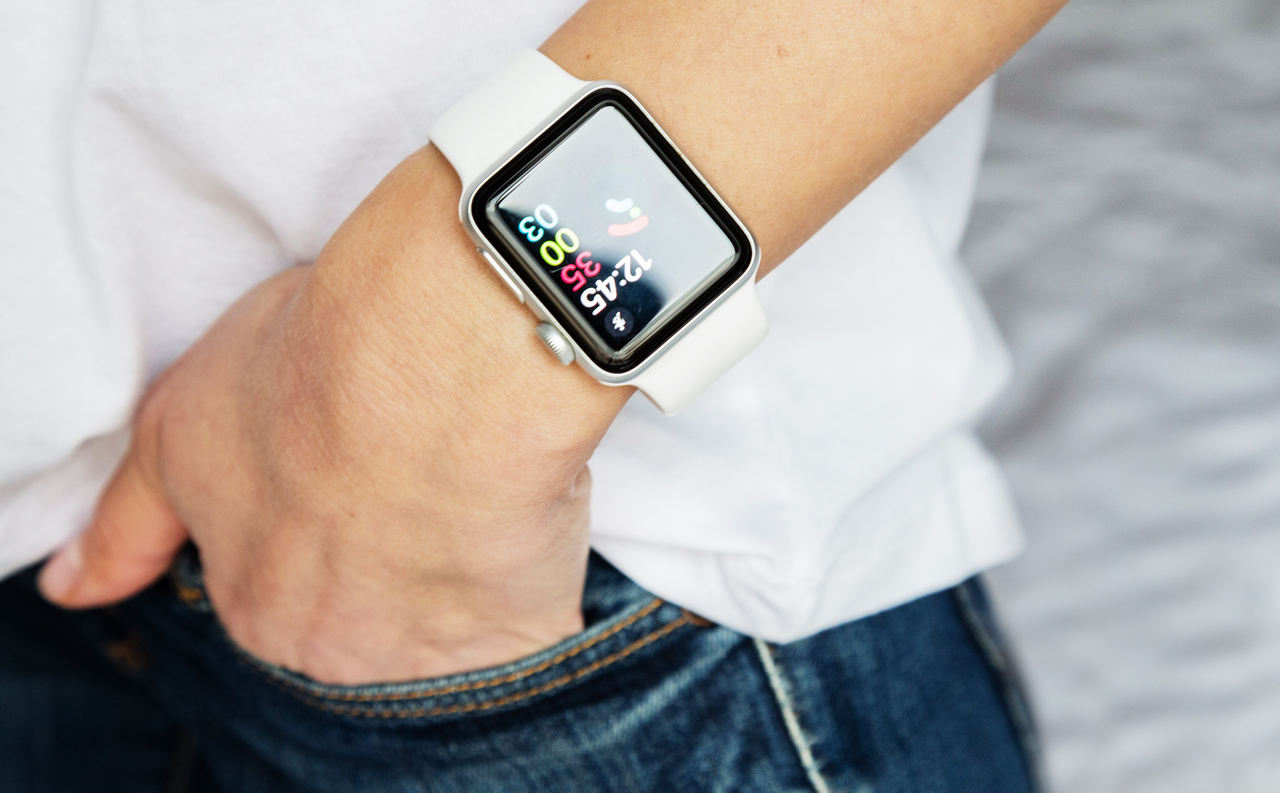 Elegant ziert die Apple Watch ein weibliches Handgelenk.